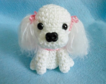 Perro caniche blanco de ganchillo, peluche miniatura de hilo acrílico