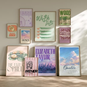 Può includere: Una collezione di stampe artistiche incorniciate con vari disegni e testo. Le stampe includono temi floreali, paesaggistici e astratti. Alcune stampe presentano testo come "Wish List", "Elizabeth Taylor" e "Opalite". La tavolozza dei colori comprende pastelli e toni della terra.