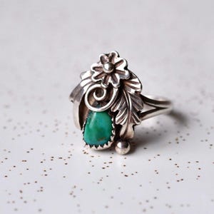 Vintage Southwestern Sterling Silver Navajo Green Turquoise Floral Ring
