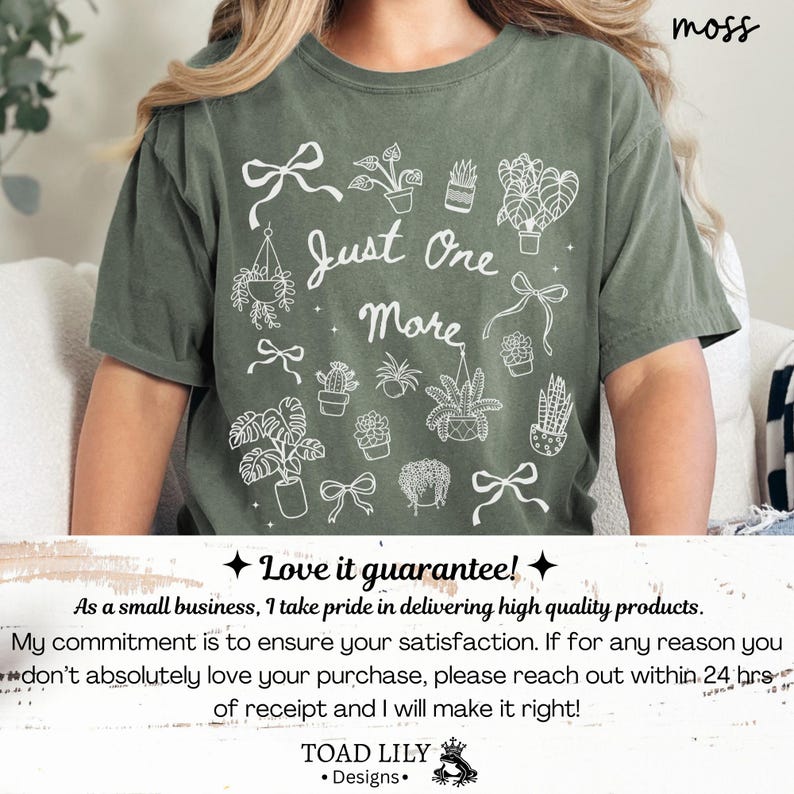 K&ouml;nnte beinhalten: Moosgr&uuml;nes T-Shirt mit einer wei&szlig;en Grafik verschiedener Topfpflanzen, Schleifen und dem Text "Just One More". Das Shirt zeigt auch den Text "Love it guarantee!" und das Toad Lily Designs Logo.