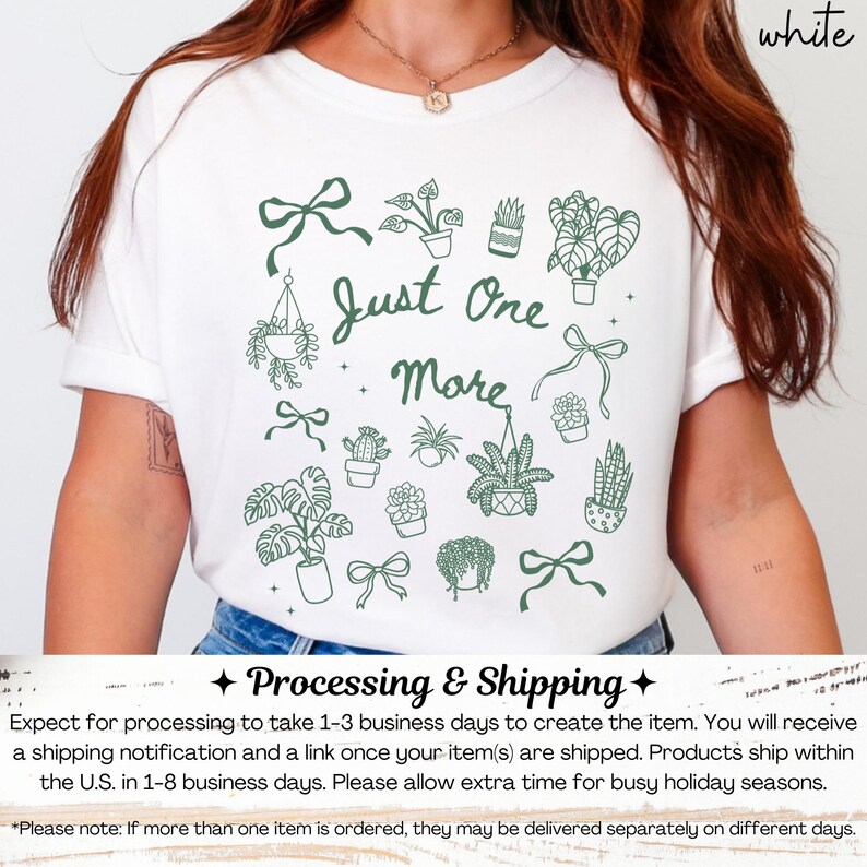 K&ouml;nnte beinhalten: Wei&szlig;es T-Shirt mit einer gr&uuml;nen Illustration von Topfpflanzen, Schleifen und dem Text "Just One More". Das Design zeigt verschiedene Pflanzenarten und dekorative Elemente, ideal f&uuml;r Pflanzenliebhaber.