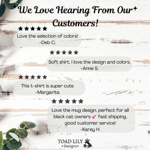 K&ouml;nnte beinhalten: Bild mit dem Text "We Love Hearing From Our Customers!" und Kundenbewertungen. Die Bewertungen erw&auml;hnen die Farbauswahl, weiche Shirts und s&uuml;&szlig;e T-Shirts. Das Toad Lily Designs Logo befindet sich unten.