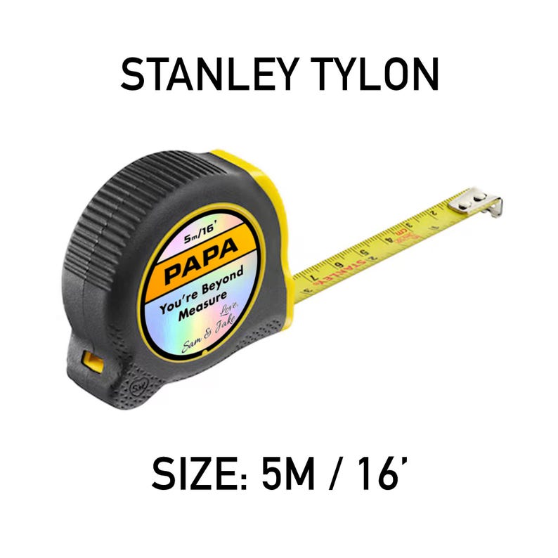 Puede incluir: Un flex&oacute;metro Stanley Tylon negro y amarillo con el texto "PAPA You're Beyond Measure" y "Sam & Jake". La cinta m&eacute;trica se extiende hasta 5 metros. Tambi&eacute;n se ve el texto "STANLEY TYLON" y "SIZE: 5M / 16'".