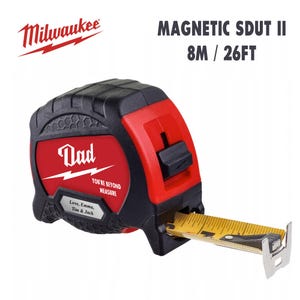 Puede incluir: Un flex&oacute;metro magn&eacute;tico Milwaukee rojo y negro con el texto "Dad" y "YOU'RE BEYOND MEASURE". La cinta m&eacute;trica mide 8 metros. Incluye los nombres "Love, Emma, Tim & Jack".