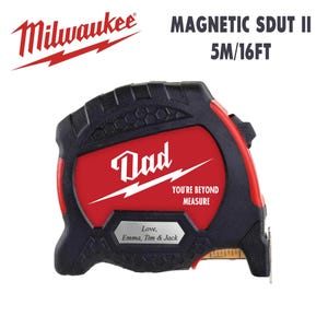 Puede incluir: Cinta m&eacute;trica magn&eacute;tica Milwaukee negra y roja, 5 m. La cinta m&eacute;trica tiene la palabra "Dad" en blanco sobre un fondo rojo, con el texto "YOU'RE BEYOND MEASURE" y "Love, Emma, Tim & Jack".