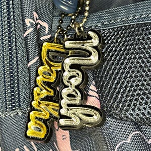 Llavero con nombre personalizado de moda: una bonita etiqueta acrílica para mochilas, regalos o recuerdos de fiesta / Letras doradas o plateadas
