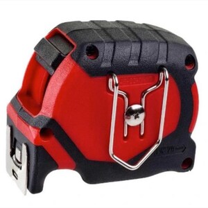 Puede incluir: Un flex&oacute;metro rojo y negro con un clip met&aacute;lico para cintur&oacute;n. El flex&oacute;metro tiene una parte superior negra texturizada y un cuerpo rojo. La cinta se extiende desde la parte inferior y tiene medidas en cm y metros.