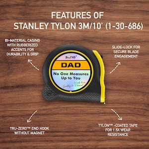 Puede incluir: Un flex&oacute;metro Stanley Tylon 3m/10' (1-30-686) negro y amarillo con el texto "DAD" y "No One Measures Up to You". Cuenta con una carcasa de dos materiales, cierre deslizante y gancho final Tru-Zero. La cinta est&aacute; recubierta para resistir el desgaste.