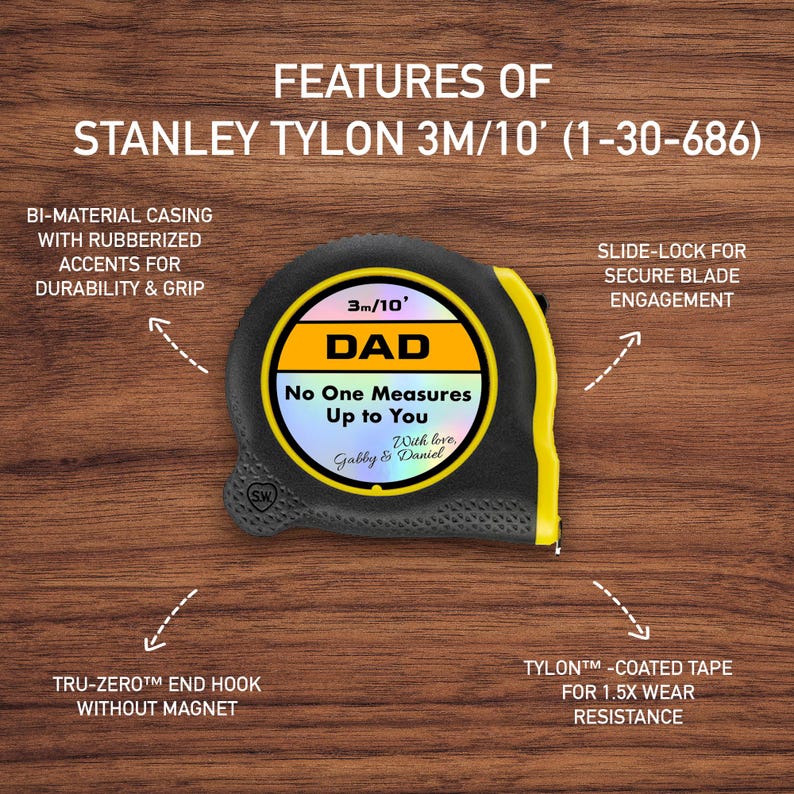 Puede incluir: Un flex&oacute;metro Stanley Tylon 3m/10' (1-30-686) negro y amarillo con el texto "DAD" y "No One Measures Up to You". Cuenta con una carcasa de dos materiales, cierre deslizante y gancho final Tru-Zero. La cinta est&aacute; recubierta para resistir el desgaste.