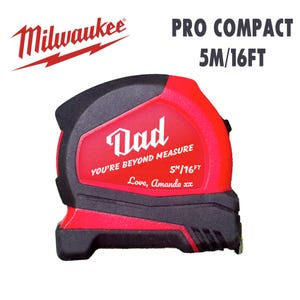 Puede incluir: Un flex&oacute;metro Milwaukee Pro Compact rojo y negro. El flex&oacute;metro tiene el texto "Dad, You're Beyond Measure" y "Love, Amanda xx" impreso. El flex&oacute;metro mide 5 metros (16 pies).