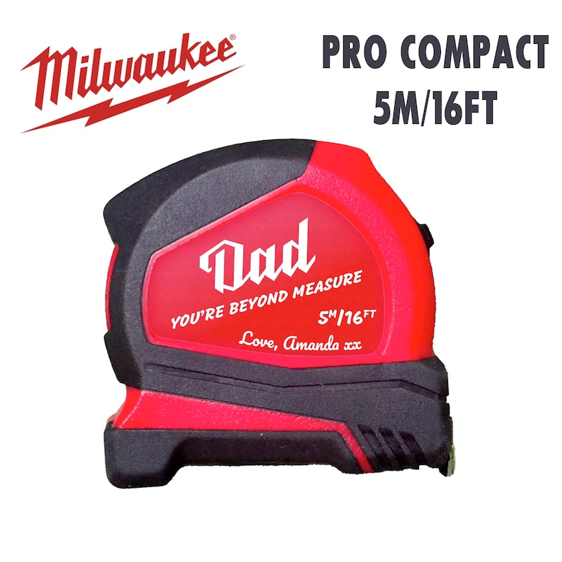 Puede incluir: Un flex&oacute;metro Milwaukee Pro Compact rojo y negro. El flex&oacute;metro tiene el texto "Dad, You're Beyond Measure" y "Love, Amanda xx" impreso. El flex&oacute;metro mide 5 metros (16 pies).