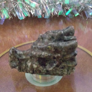 Yooperlite dragon head with UV-reaction Crystal Dragon Head Great Gift