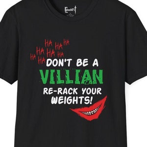 Puede incluir: Camiseta negra con un gráfico verde y rojo que dice "No seas un villano, vuelve a colocar tus pesas!" con una sonrisa de estilo Joker roja y blanca.