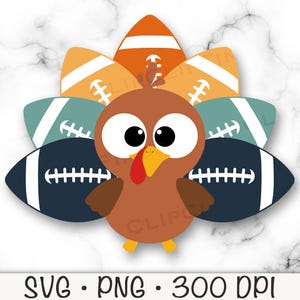 Puede incluir: Un pavo de dibujos animados con un cuerpo marrón, ojos grandes y una carúncula roja. Las plumas del pavo están estilizadas como balones de fútbol americano en naranja, verde azulado y azul marino. Incluye el texto "SVG • PNG • 300 DPI".