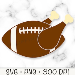 Puede incluir: Una pelota de fútbol americano marrón con cordones blancos y dos muslos de pavo marrones a cada lado. La pelota de fútbol americano está en el centro de la imagen y los muslos de pavo están a los lados.