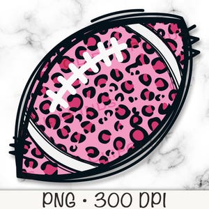 Puede incluir: Un balón de fútbol rosa y negro con un diseño de estampado de leopardo. El balón tiene cordones blancos y un contorno negro.