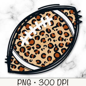 Puede incluir: Un balón de fútbol con un diseño de estampado de leopardo en tonos marrón y beige. Tiene cordones blancos y un contorno negro. La imagen también incluye el texto "PNG • 300 DPI".