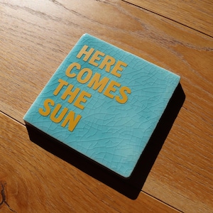 Kachel - Here comes the sun | Sommer | Frühling | Strand | Personalisierbar
