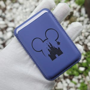 Disney Schloss Perfect MagSafe Magnetischer Geldbeutel/Kartenhalter aus Leder für iPhones, Samsung und andere mit kabellosem Laden