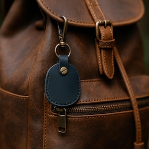 Llavero AirTag de cuero personalizado, hecho a mano, de cuero genuino, con clip, funda personalizada para Apple AirTag, para hombres y mujeres, regalo para él o ella
