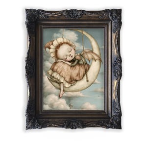 Puede incluir: Una ilustración enmarcada que muestra a una pequeña figura con alas durmiendo sobre una luna creciente suspendida en un cielo nublado. La figura lleva un gorro con volantes y un vestido de capas. La obra está en un marco de madera marrón oscuro.