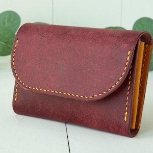 Cartera hecha a mano personalizable en cuero de curtición vegetal colorida hecha de cuero italiano en rojo vino y amarillo
