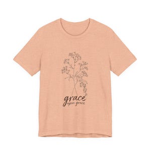 Camiseta com estampa floral "Graça sobre graça" | camiseta com tipografia botânica