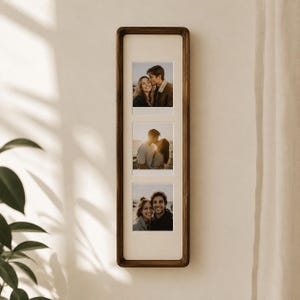 Può includere: Una cornice portafoto rettangolare verticale in legno scuro con un passe-partout bianco dotato di tre aperture quadrate. Ogni apertura contiene una fotografia quadrata di una coppia in varie pose, tra cui abbracciati e sorridenti, disposte in modo ordinato.