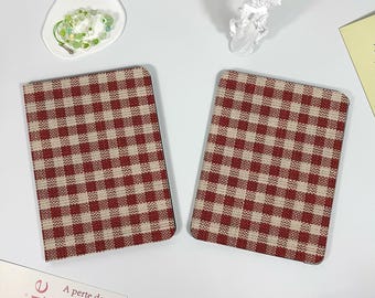 Funda para iPad con diseño a cuadros rojos y portalápices para iPad 10.º, iPad Pro 2024 y 2025, iPad Mini y iPad Air5/6/7, con función de encendido y apagado automático.