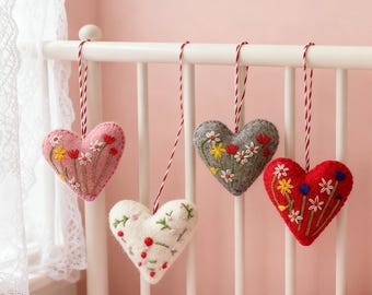 Conjunto de corazones bordados a mano en fieltro de lana, adornos de fieltro con aguja, regalo considerado para mamá.