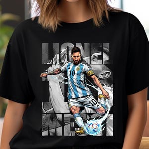 Puede incluir: Camiseta negra con un gráfico de un jugador de fútbol con una camiseta a rayas azules y blancas pateando un balón. El texto "LIONEL MESSI" se muestra en letras blancas.
