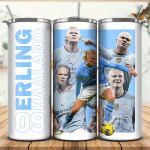 Puede incluir: Un vaso de acero inoxidable blanco con imágenes de Erling Haaland con una camiseta azul claro. El vaso tiene un fondo azul claro con el nombre "ERLING HAALAND" en letras grandes de color azul claro.
