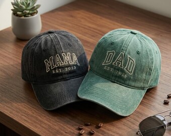 Moeder en vader Est 2026 geborduurde hoedenset, cadeau nieuwe ouders, bijpassende moeder vader hoeden, cadeau zwangerschapsaankondiging, gepersonaliseerde mama papa pet