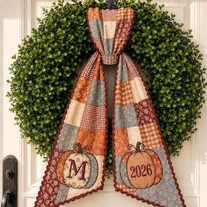 Faixa de guirlanda de outono personalizada, estola de guirlanda bordada com abóboras em patchwork, inicial e ano personalizados, decoração de porta de entrada para o outono.