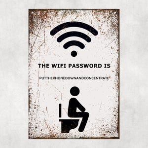 Könnte beinhalten: Ein weißes Metallschild mit einem abgenutzten, rostigen Aussehen. Das Schild zeigt ein schwarzes WLAN-Symbol und den Text "THE WIFI PASSWORD IS PUTTHEPHONEDOWNANDCONCENTRATE".