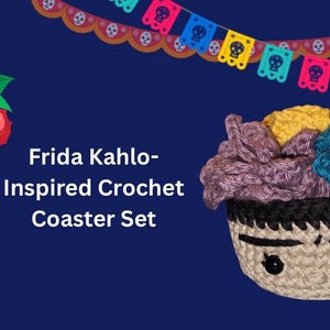 Puede incluir: Juego de posavasos de ganchillo inspirado en Frida Kahlo. El juego presenta un posavasos de ganchillo con forma de rostro con ojos negros y un diseño en blanco y negro. El posavasos contiene tres flores de ganchillo en morado, amarillo y azul. Una pancarta con banderas de calaveras cuelga encima.