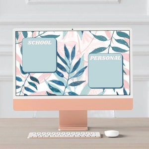 Puede incluir: Un ordenador de sobremesa con soporte color coral muestra un fondo de pantalla floral con hojas azules y rosas. La pantalla tiene dos cuadros azul claro con las etiquetas "SCHOOL" y "PERSONAL". Un teclado y un ratón están sobre un escritorio de madera clara.