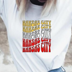 Kansas City gewellter Text, KC, PNG Digital Design Download, KC Football, transparenter Hintergrund, Chiefs Pride Farben