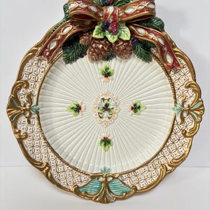 Vintage Fitz and Floyd Classics Christmas Florentine 10&quot; Wall Plate – Vintage Holiday Decorative Plate