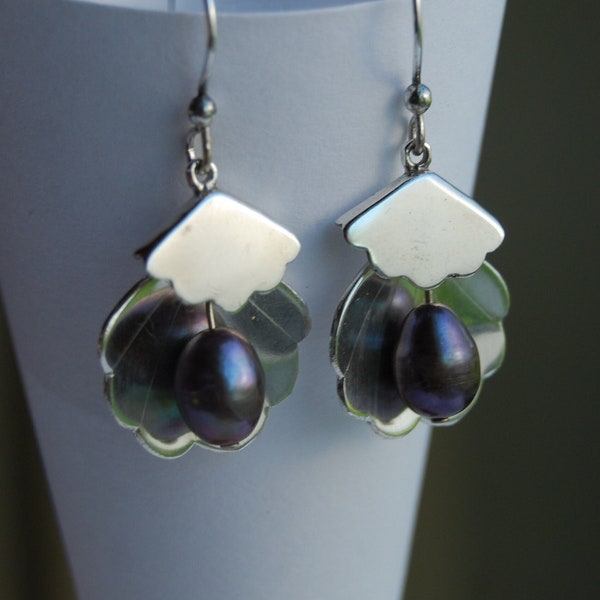 Shell pearl earrings / Sterling shell drop earrings / Black pearl inside shell / Ear wire drop earrings