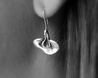 Calla Lily Earrings / Silver Flower Earrings /Sterling Pea Flower / Earrings Gift for Mom / Sweet pea flower / garden flower earrings