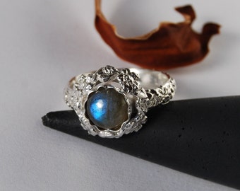 Labradorite Ring / Flower Leaf sterling ring / Floral band around stone / Cabochon labradorite silver ring bezel set stone / feminine ring