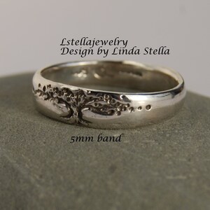 K&ouml;nnte beinhalten: Ein silberner Bandring mit einem Baumdesign. Die Band ist 5 mm breit. Lstellajewelry Design by Linda Stella.