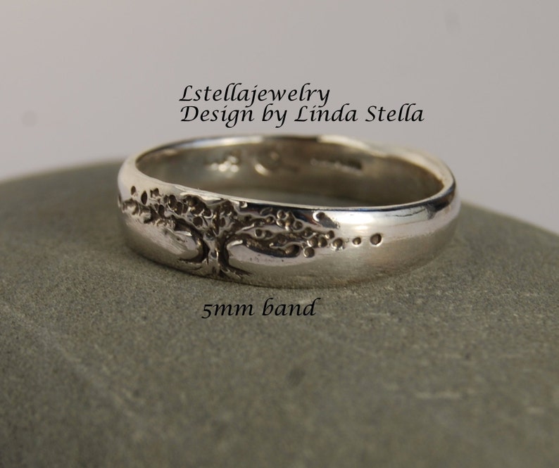 K&ouml;nnte beinhalten: Ein silberner Bandring mit einem Baumdesign. Die Band ist 5 mm breit. Lstellajewelry Design by Linda Stella.