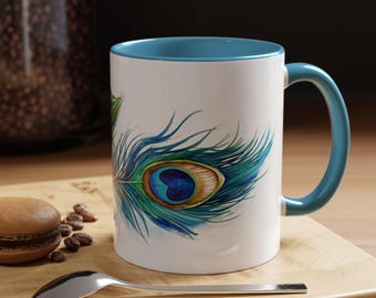 孔雀の羽根のアクセントのコーヒーマグ。鳥好きの方へのユニークなドリンクウェア。自然愛好家へのホームデコレーションギフト。