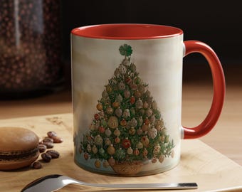 Pode incluir: Uma caneca de café de cerâmica vermelha e branca com um design de árvore de Natal. A árvore está decorada com enfeites e está em uma cesta. A caneca tem uma borda e uma alça vermelhas.