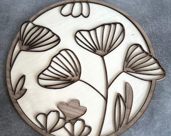 Wall decoration made of wood cut in the shape of flowers as a gift idea for Mother&#39;s Day