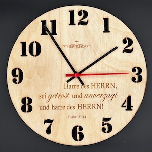 Puede incluir: Un reloj de madera con números romanos negros y agujas negras. La esfera del reloj tiene una aguja de segundos roja y una cita en alemán: "Harre des HERRN, sei getrost und unverzagt und harre des HERRN!" con la referencia bíblica "Salmo 27:14".