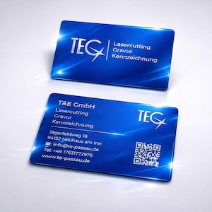 Könnte beinhalten: Zwei blaue Visitenkarten mit dem Logo "TEG" und dem Text "Lasercutting Gravur Kennzeichnung". Eine Karte enthält auch Kontaktinformationen, einen QR-Code und den Firmennamen "T&E GmbH".