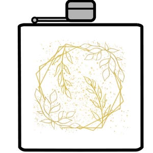 Puede incluir: Una petaca blanca con un marco geométrico dorado y un diseño floral. La petaca tiene una tapa plateada y un pico negro.